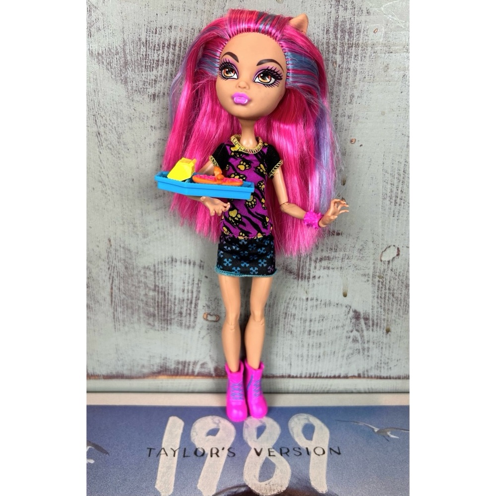 Monster High Howleen Wolf Creepateria Doll.